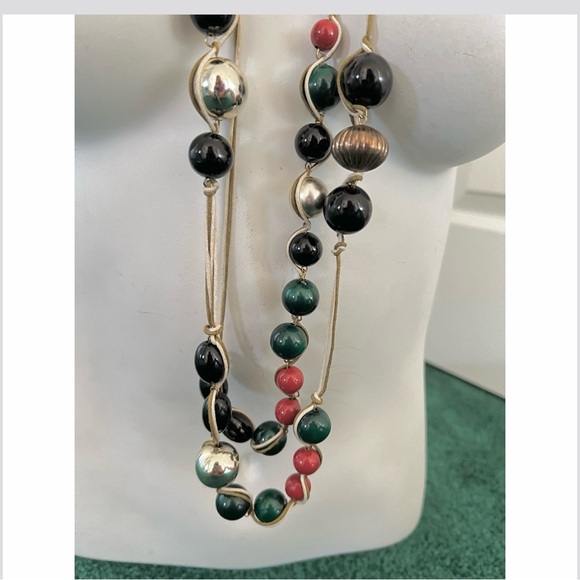 🎁Bundle 2 long necklaces:red/green colored contemporary shapes linked w/macrame - Picture 7 of 13